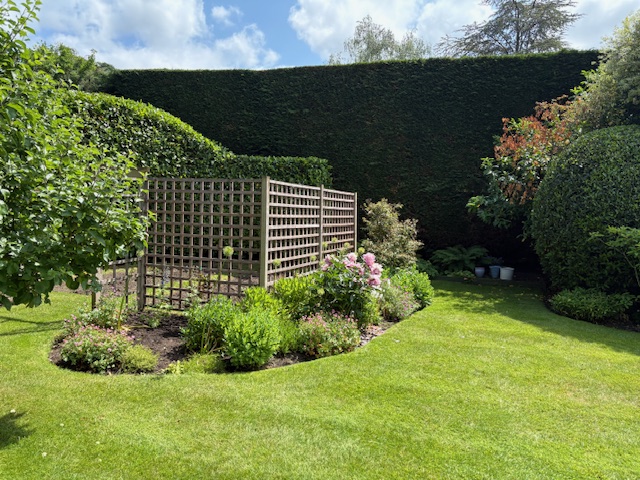 Garden maintenance Horsley